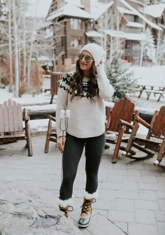 Outfit Liburan ke Pegunungan Sweater dan Celana Jeans